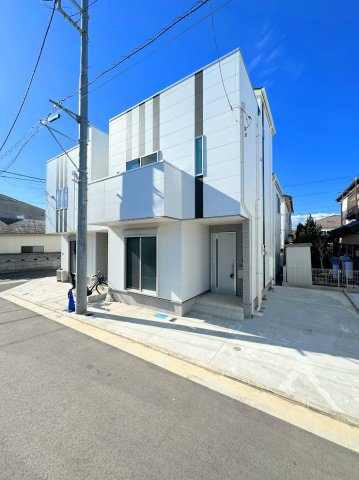 茅ヶ崎市柳島2丁目　新築一戸建の外観|◆一戸建てを中心とした街並みが整然と続き、周辺は高い建物が建っていないので、緑の多い閑静な趣を感じる環境です。街並みや周辺環境も重要なポイントです！！