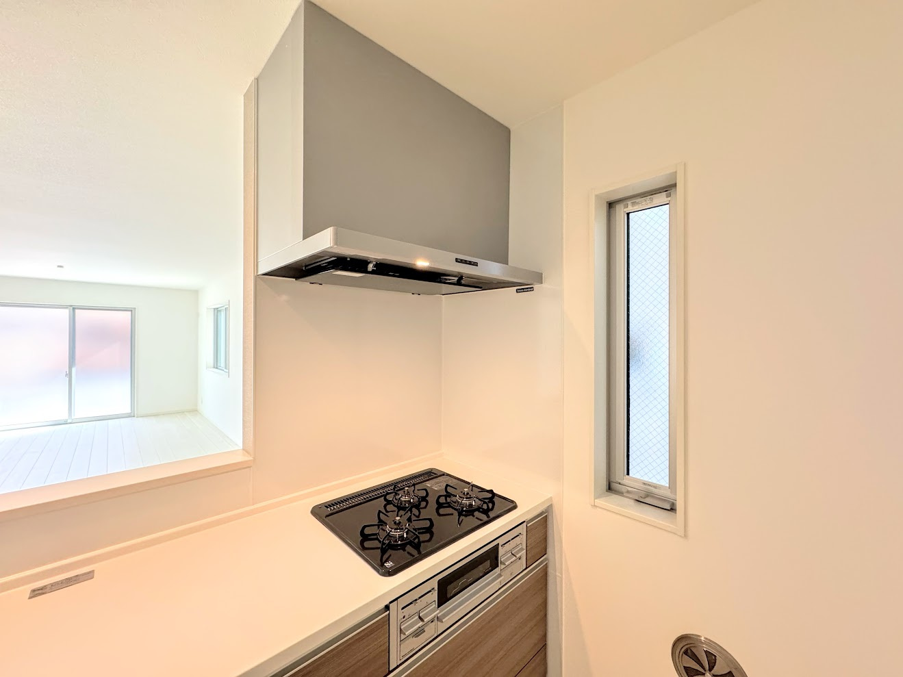 茅ヶ崎市柳島2丁目　新築一戸建のキッチン|◆長い時間滞在するキッチンだからこそ、食事の準備を楽しい時間に、忙しい時でもスムーズに無駄なく作業できる、お手入れも簡単にできるなど、毎日を楽しくするキッチンスペースに仕上げました。