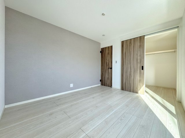 茅ヶ崎市柳島2丁目　新築一戸建の洋室|◆室内はいつも明るい印象なので気持ちの良い朝を迎えられます。各部屋にはクローゼットを完備しており、収納が多いお家はすっきりして快適空間です。