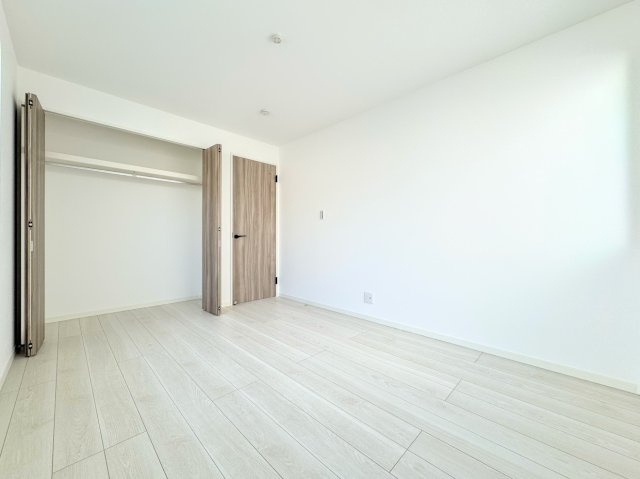 茅ヶ崎市柳島2丁目　新築一戸建の洋室|◆気持ちの良い風が室内へ入り込む居室。家具を配置しても広々ご利用いただける快適空間。