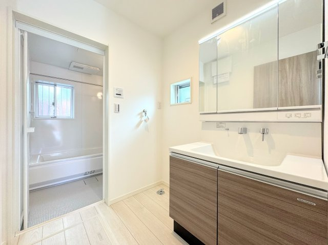 茅ヶ崎市柳島2丁目　新築一戸建の脱衣所|◆毎日使う場所だから、機能的で使いやすさに配慮したパウダールーム。すっきりと使えるように収納も豊富にご用意しています。