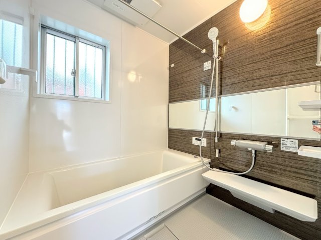 茅ヶ崎市柳島2丁目　新築一戸建の浴室|◆デザイン性と機能性を兼ね備えたキッチンです。リビングスペースとの一体感が生まれ、広々空間を演出してくれます。