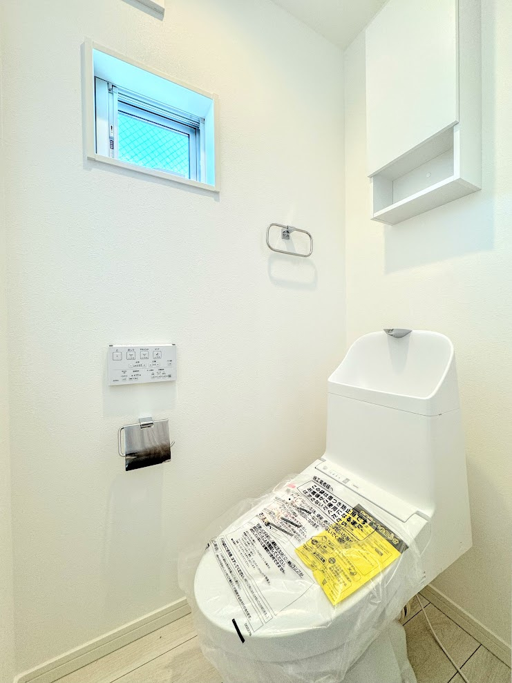 茅ヶ崎市柳島2丁目　新築一戸建のトイレ|◆清潔感のある白を基調とした落ち着ける空間。小窓をもうけていますので、こもりやすい空気の入れ替えも簡単に行えますね！