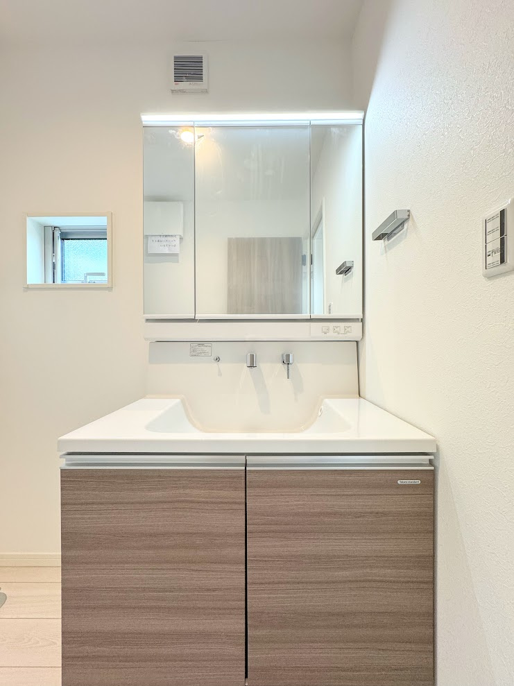 茅ヶ崎市柳島2丁目　新築一戸建の独立洗面台|◆三面鏡裏や、シンクしたにも多数収納を備えた、広々とした洗面化粧台。窓のある明るい洗面所で毎日の身支度も気持ち良くお使い頂けます。