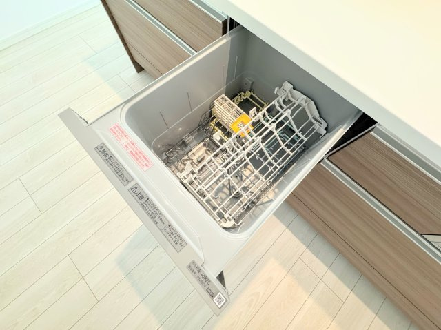 茅ヶ崎市柳島2丁目　新築一戸建のキッチン|◆食後の食器洗いは食洗機にお任せ！ご家族と団らんの時間を。家事の時短に効果大の食洗器付き。高温洗浄、節水効果もございます。