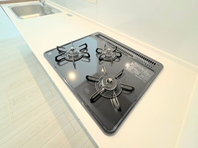 茅ヶ崎市柳島2丁目　新築一戸建のキッチン|◆毎日使うものだからこそ、料理をする人にとって何口あるのかは重要なポイントですね！