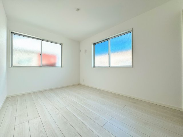 茅ヶ崎市柳島2丁目　新築一戸建の洋室|◆二面採光で、陽差しを長時間受ける事が出来る暖かい室内です。もちろん複層ガラスなので、遮音性にも優れ、結露も発生しにくい構造。サッシ周りのカビが発生しにくくなります。