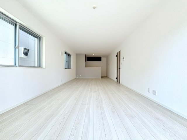 茅ヶ崎市柳島2丁目　新築一戸建の居間・リビング|◆広々としたリビング・ダイニングは、シックでモダンな内装。落ち着いた雰囲気に包まれて、伸びやかな空間のなかで、ゆったりと家族団らんのひとときを過ごせます。