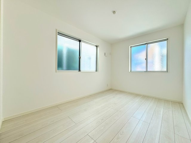 茅ヶ崎市柳島2丁目　新築一戸建の洋室|◆子どものスタディ空間として、あるいは書斎やホビールームとして生活スタイルに合わせて使えるプライベートルーム。居心地のいい落ち着いたインテリアが似合います。