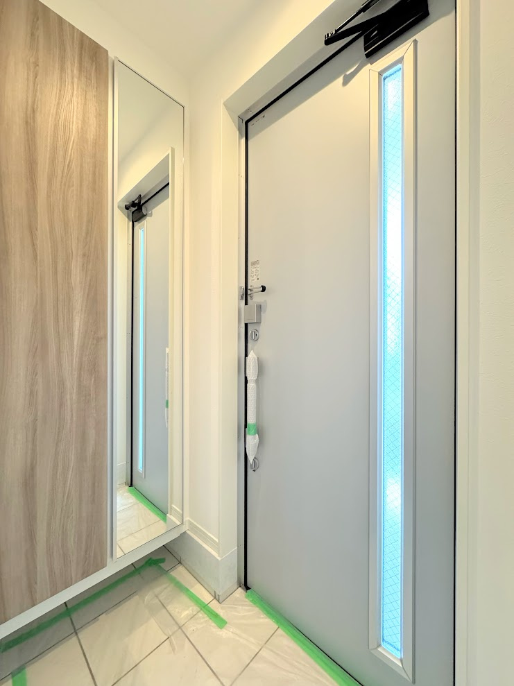 茅ヶ崎市柳島2丁目　新築一戸建の玄関|◆明るい玄関です！散らかりやすい玄関もスッキリする大容量のシューズボックス付き。