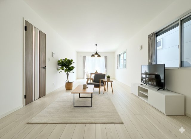 茅ヶ崎市柳島2丁目　新築一戸建の居間・リビング|◆広々としたリビング・ダイニングは、シックでモダンな内装。落ち着いた雰囲気に包まれて、伸びやかな空間のなかで、ゆったりと家族団らんのひとときを過ごせます