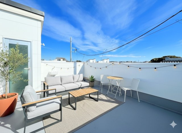 茅ヶ崎市柳島2丁目　新築一戸建のバルコニー|◆前面には遮るものがなく、開放感と日当たりの確保がされております。現地にてこの眺望を是非ご確認ください。(家具はイメージです)