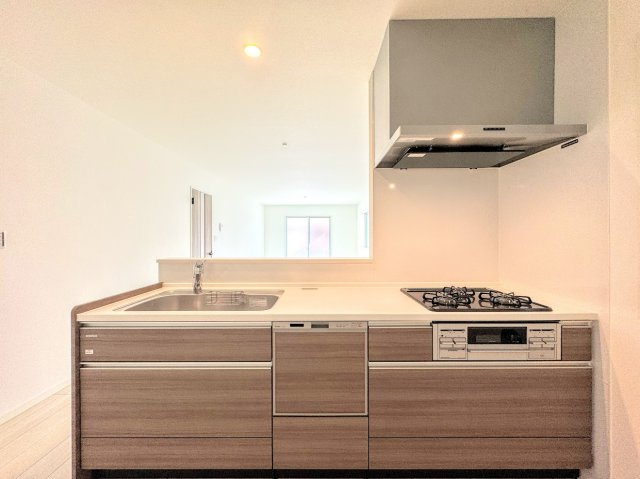 茅ヶ崎市柳島2丁目　新築一戸建のキッチン|◆キッチンからダイニングやリビングが見渡せるキッチン。料理をしながら家族とコミュニケーションをとれるだけでなく、大きな開放感も得られることができます。