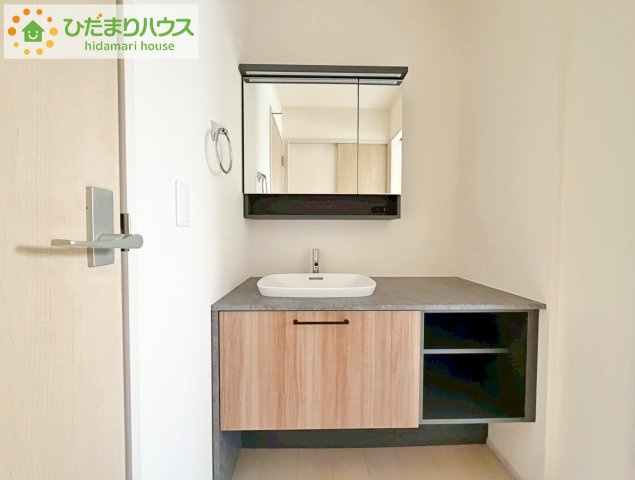 郡山市亀田２丁目第２　新築戸建　3号棟の独立洗面台|三面鏡の大きな鏡は憧れます(^^♪ 鏡の後ろは収納となっていて、細かいものでも収納できるのでスッキリと整理できます！