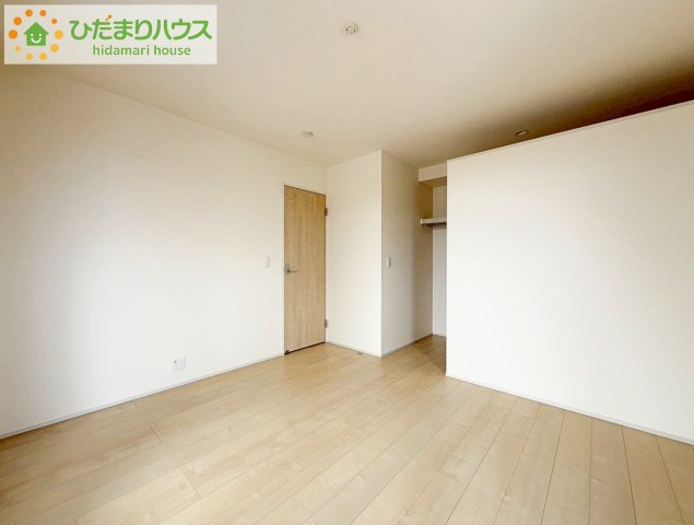 郡山市亀田２丁目第２　新築戸建　3号棟の寝室|バルコニーに面していて、たっぷり光りの入る明るい主寝室です！