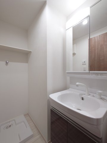 THE NOBLES 諏訪野町Ⅱの洗面所|ゆったりとスペースのある洗面所