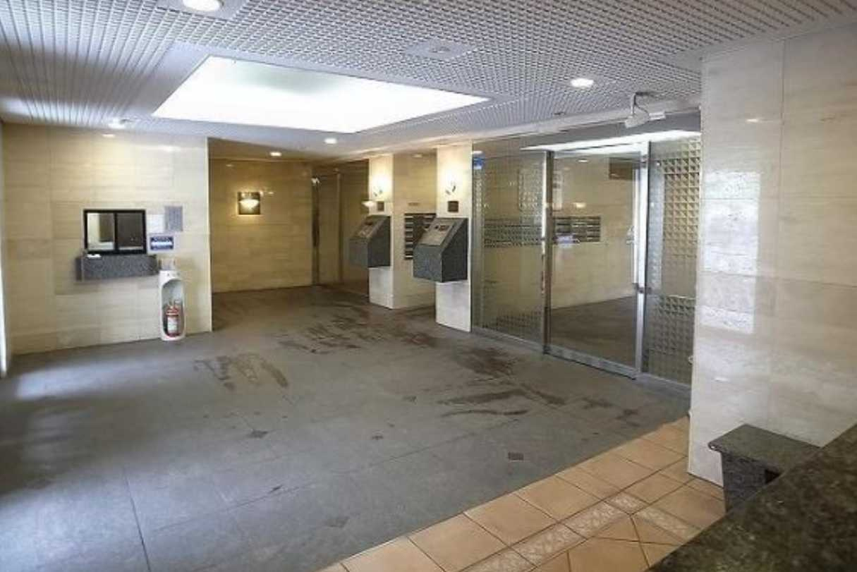 グランド・ガーラ用賀　駐車場あり　バストイレ別　オートロックのエントランス