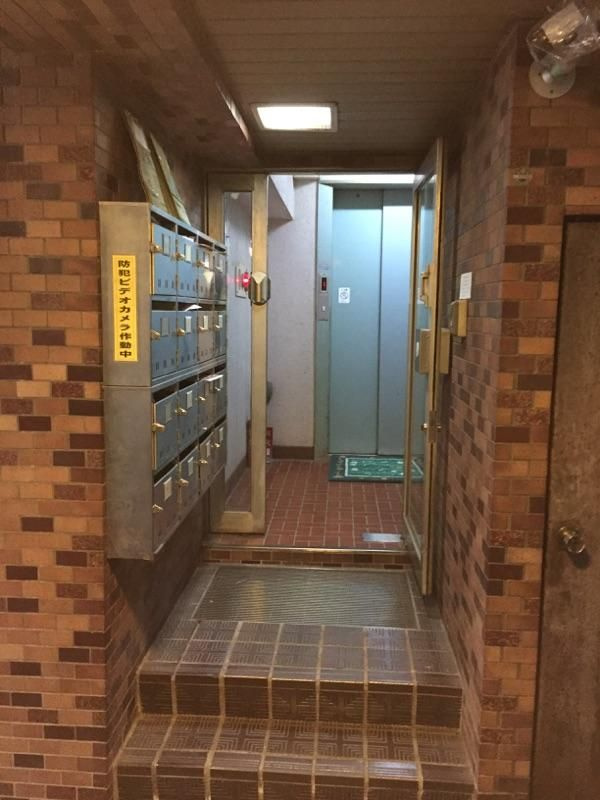 町田ビルのエントランス