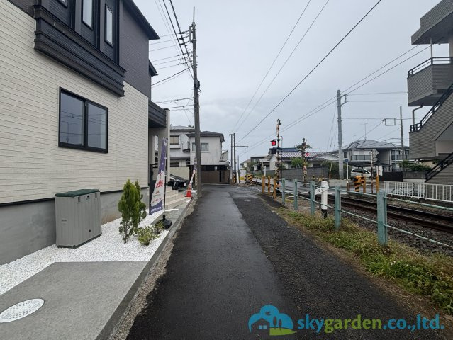 小田原市扇町　新築戸建　全1棟1号棟の前面道路含む現地写真