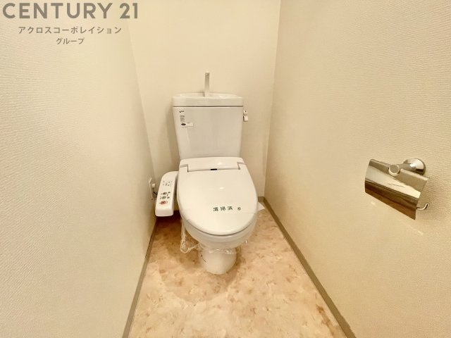 温水洗浄便座機能付きのトイレです♪