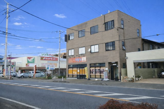 入間市大字下藤沢の店舗一部の外観|安川通沿い、ヨークマートさんのお隣で視認性良く、落ち着いた外観です