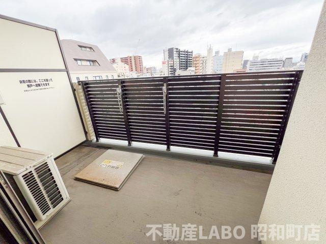 FRONT FIELD TENNOJIのバルコニー