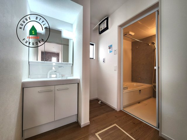 福岡市屋形原1丁目第2-2棟(2号棟)の内観：施工例|ゆとりの洗面スペースで朝の身支度もスムーズに。暮らしを快適に変えるシャワー付洗面台です！