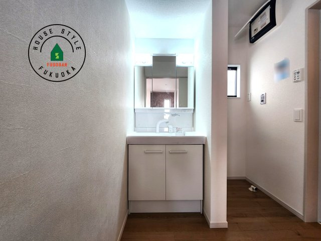 福岡市屋形原1丁目第2-2棟(2号棟)の内観：施工例|毎日使うものだから清潔な空間を保ちたい水回り。洗面にはそんな願いを解消させてくれる収納アイデアが満載です。三面鏡の裏側にはキャビネットが現れ小物から背の高い物まで収納できます。