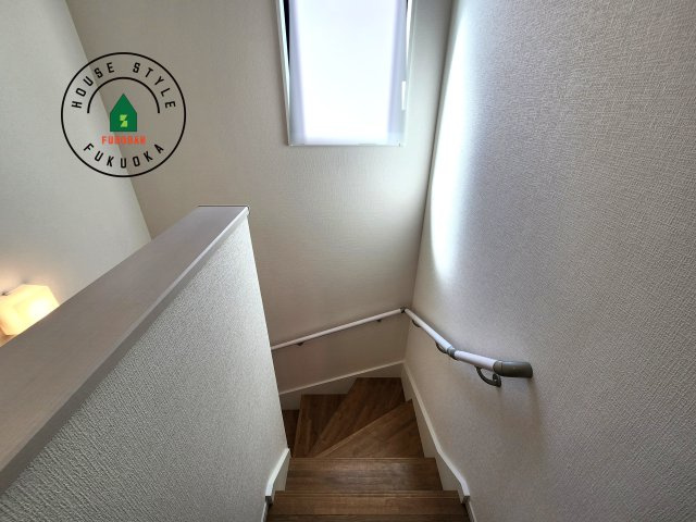 福岡市屋形原1丁目第2-2棟(2号棟)の内観：施工例|階段からも明るい光が入ります。採光や通風も階段の重要な役割です。