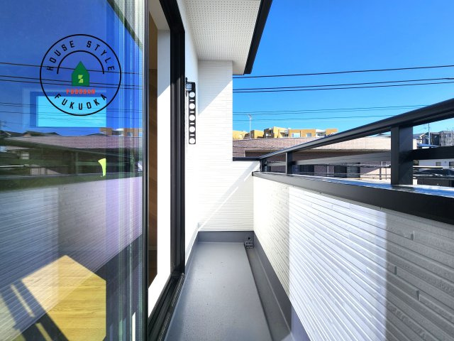 福岡市屋形原1丁目第2-2棟(2号棟)の外観：施工例|風をしっかりと感じられるバルコニーでは、毎日が洗濯日和です。広々としているので洗濯も楽しくなるでしょうし、気分転換にバルコニーからの眺めを楽しむのもいいでしょう。