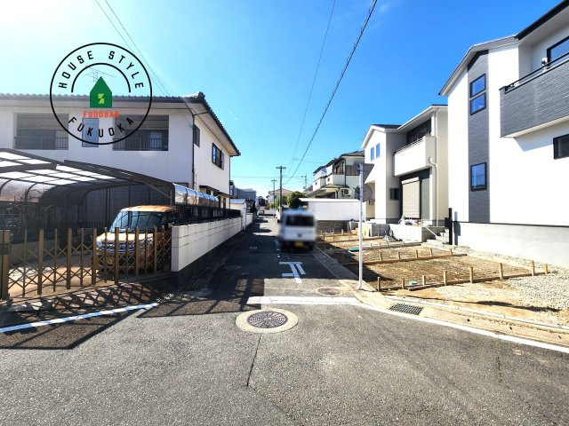 福岡市屋形原1丁目第2-2棟(2号棟)の前面道路含む現地写真|前面道路は閑静な住宅地をはしる車通りの少ない道路。お車の出し入れが苦手なママや小さなお子様にも安心ですね。しっかり舗装もされているので、ベビーカーや自転車で通っても快適に通行できます。