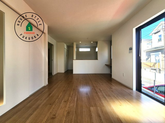 福岡市屋形原1丁目第2-2棟(2号棟)の内観：施工例|ご家族を近くに感じられる対面キッチンのLDK。会話もはずみそうですね。