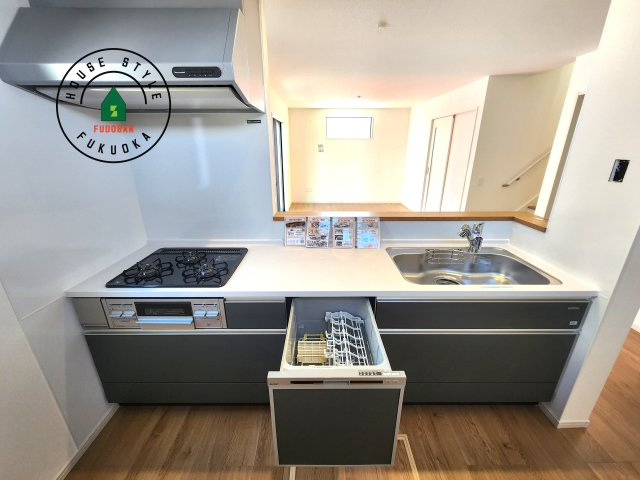 福岡市屋形原1丁目第2-2棟(2号棟)の内観：施工例|キッチン。グリル・食器洗い乾燥機・浄水器も完備。
