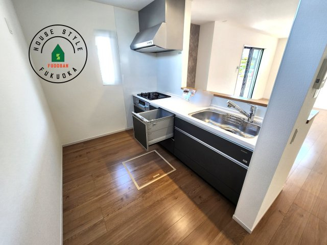 福岡市屋形原1丁目第2-2棟(2号棟)の内観：施工例|ダイニングテーブルへの配膳がラクラク、お料理はかどるカウンター付きシステムキッチン！