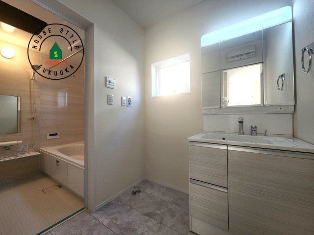 福岡市早良区飯倉3丁目第20-2棟（2号棟）の内観：施工例|ゆとりの洗面スペースで朝の身支度もスムーズに。暮らしを快適に変えるシャワー付洗面台です！