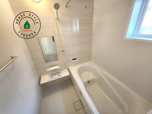 福岡市早良区飯倉3丁目第20-2棟（2号棟）の内観：施工例|1日の疲れを癒してくれる広々バスルーム。雨の日のお洗濯にも大活躍な浴室乾燥機付です！