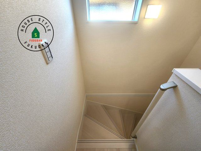 福岡市早良区飯倉3丁目第20-2棟（2号棟）の内観：施工例|＜手すり付階段＞手すりがないと階段の昇り降りで危険なことはもちろん、壁に手をつきながら歩くことで壁紙が汚れやすくなります。すべての方に快適に昇り降りしていただくため、手すりを設置しました。