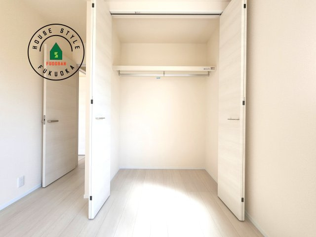 福岡市早良区飯倉3丁目第20-2棟（2号棟）の内観：施工例|洋服や大きな荷物が多い方や人数の多いご家族などは、一般的なクローゼットよりもウォークインクローゼットのほうが使い勝手が良いです。