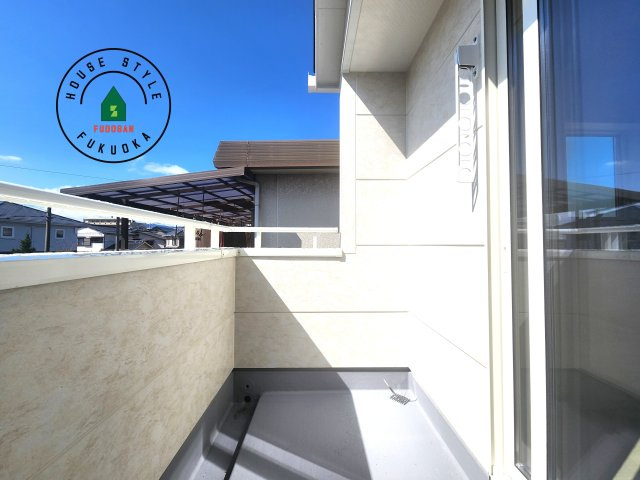 福岡市早良区飯倉3丁目第20-2棟（2号棟）の外観：施工例|風をしっかりと感じられるバルコニーでは、毎日が洗濯日和です。広々としているので洗濯も楽しくなるでしょうし、気分転換にバルコニーからの眺めを楽しむのもいいでしょう。