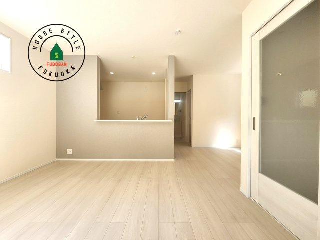 福岡市早良区飯倉3丁目第20-2棟（2号棟）の内観：施工例|キッチンからリビングをしっかり確認できます。家族の笑顔があふれる空間になりそうですね。