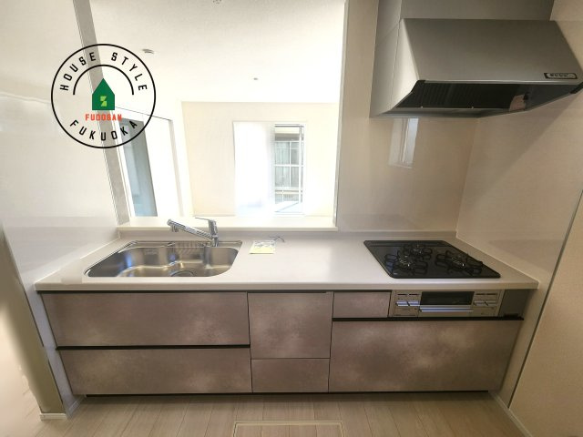 福岡市早良区飯倉3丁目第20-2棟（2号棟）の内観：施工例|ご家族を近くに感じられる対面キッチンのLDK。会話もはずみそうですね。