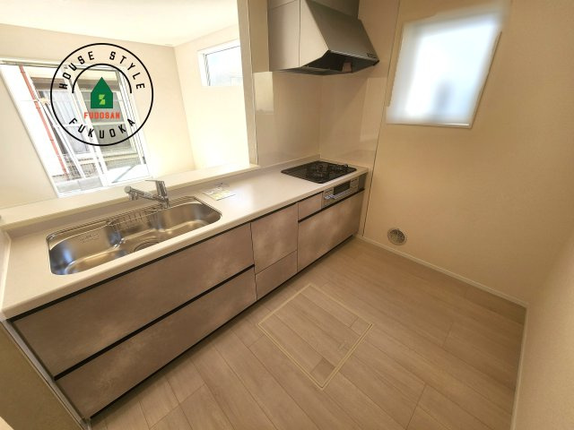 福岡市早良区飯倉3丁目第20-2棟（2号棟）の内観：施工例|ダイニングテーブルへの配膳がラクラク、お料理はかどるカウンター付きシステムキッチン！