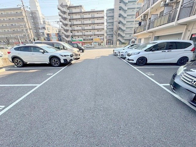 マンションセレーネの駐車場