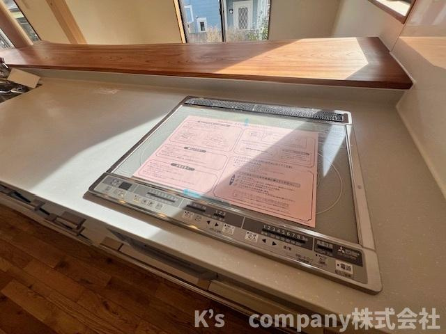 ■平塚市出縄　新築戸建●のキッチン|キッチン後方には備え付けの収納があり、スッキリとしたキッチンに保つことができます◇