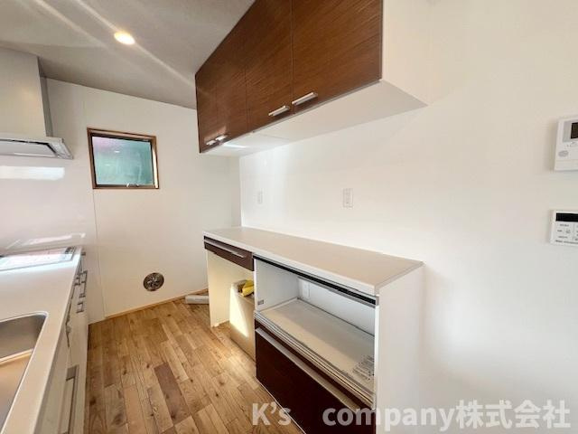 ■平塚市出縄　新築戸建●のキッチン|キッチン後方には備え付けの収納があり、スッキリとしたキッチンに保つことができます◇