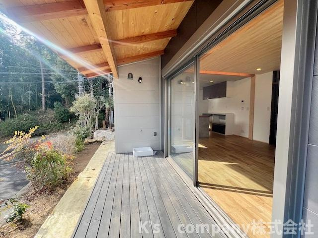 ■平塚市出縄　新築戸建●の浴室|柔らかい雰囲気を醸し出すアクセントパネルを採用している、落ち着きのある浴室スペース◇