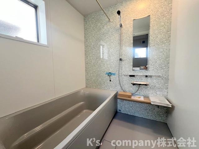 ■平塚市出縄　新築戸建●の脱衣所|三面鏡の内側には小物収納が充実している独立洗面台☆洗濯機スペースの上部にはあると嬉しい収納棚付き♪洗剤のストックなどを保管できます♪