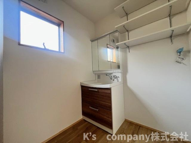 ■平塚市出縄　新築戸建●の脱衣所|洗面の後方には仕切り棚付きの収納スペースが、出入り口の扉を閉めると現れます☆