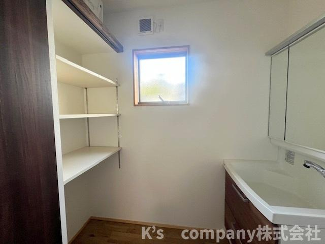 ■平塚市出縄　新築戸建●の脱衣所|洗面の後方には仕切り棚付きの収納スペースが、出入り口の扉を閉めると現れます☆