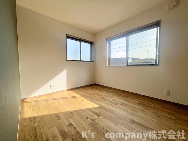 ■平塚市出縄　新築戸建●の寝室|洋室８帖◇バルコニーに出入りのできるお部屋です◇